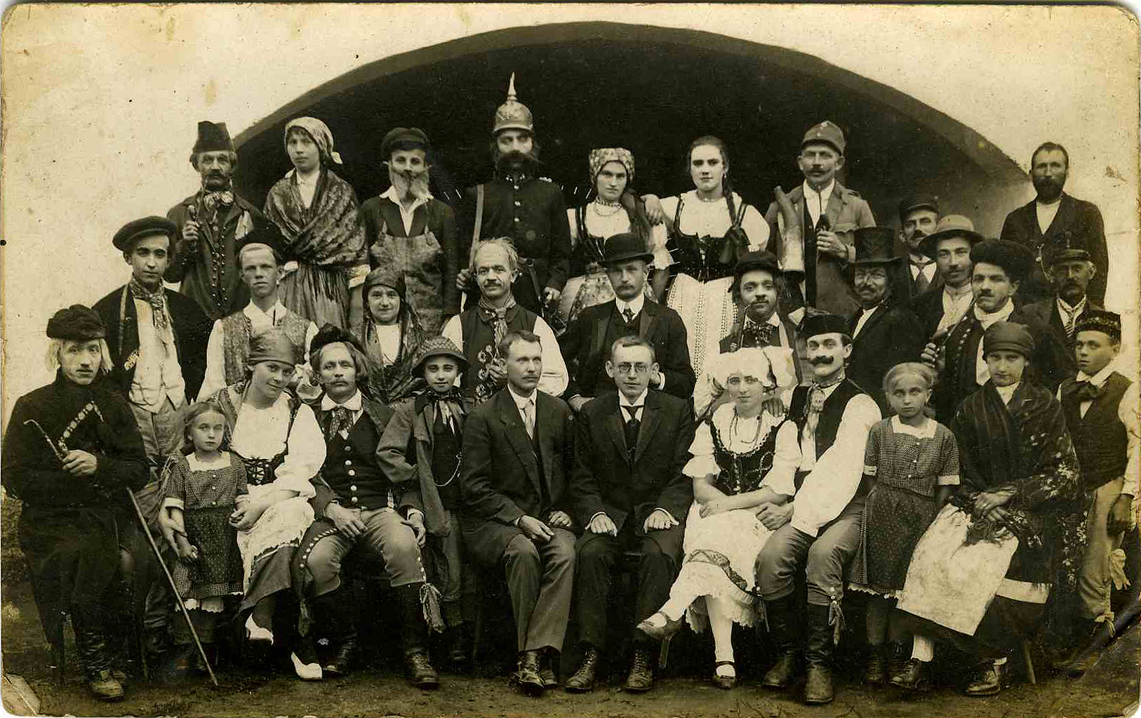 1. Křenovičt&iacute; ochotn&iacute;civ roce 1920 v kov&aacute;rně v Jamn&eacute;m&iacute;